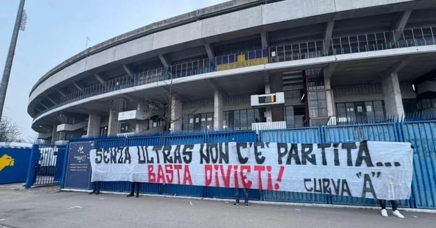 “Basta divieti!”, lo striscione degli ultras Napoli all’esterno del Bentegodi – FOTO - immagine 1