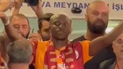 Osimhen re di Istanbul! L’accoglienza dei tifosi all’aeroporto è da brividi
