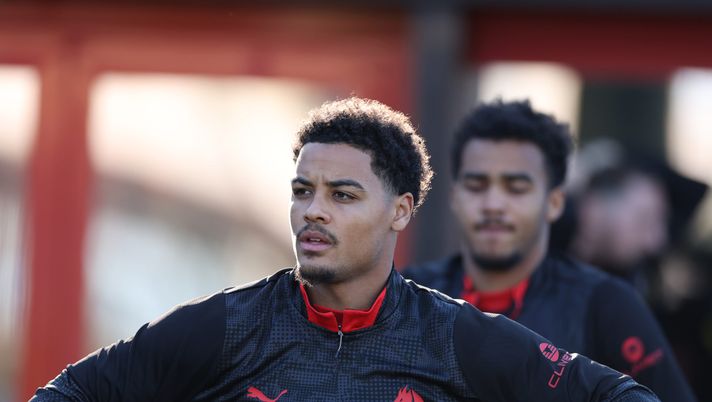 CAIRATE, ITALY - DECEMBER 12: Koni De Winter of AC Milan looks on during AC Milan training session at Milanello on December 12, 2025 in Cairate, Italy. (Photo by Claudio Villa/AC Milan via Getty Images) Nazione: “Nome nuovo per la Fiorentina. Piace un difensore del Milan” - immagine 1