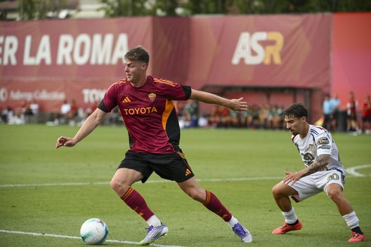 Evan Ferguson durante l'amichevole con l'Uni Pomezia (Photo by Luciano Rossi/AS Roma via Getty Images) Roma-Cannes, dove vedere l’amichevole dei giallorossi in diretta tv e streaming LIVE- immagine 3