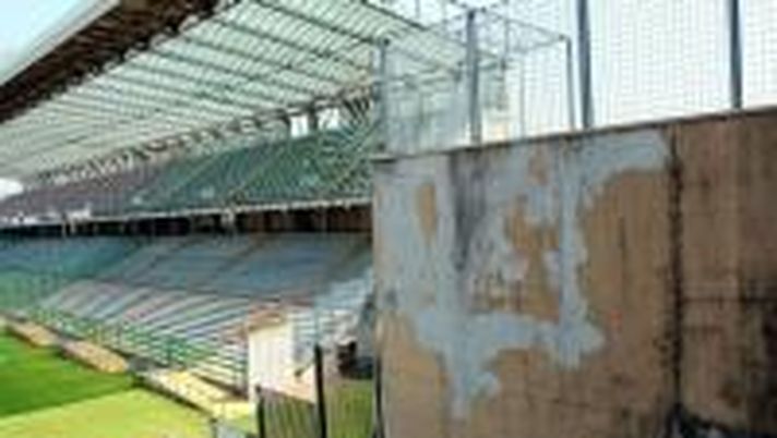 L’Euganeo cade a pezzi, dopo 18 anni di vita - immagine 1