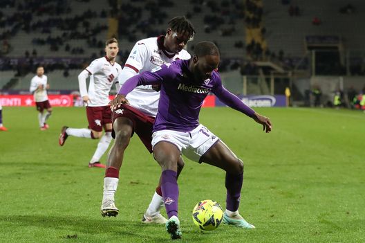FLORENCE, ITALY - JANUARY 21: Jonathan Ikoné Nanitamo of ACF Fiorentina battles for the ball with Michel Adopo of Torino FC during the Serie A match between ACF Fiorentina and Torino FC at Stadio Artemio Franchi on January 21, 2023 in Florence, Italy. (Photo by Gabriele Maltinti/Getty Images) Torino, Adopo è l’uomo in più per Juric: confermarsi per guadagnarsi il rinnovo - immagine 1