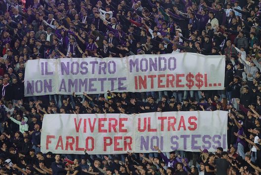 FLORENCE, ITALY - OCTOBER 6: Fans of ACF Fiorentina with a banner against Ultras Business during the Serie match between Fiorentina and Milan at Stadio Artemio Franchi on October 6, 2024 in Florence, Italy. (Photo by Gabriele Maltinti/Getty Images) Striscione viola contro ultras milanesi: “Nostre infiltrazioni solo sui gradoni” - immagine 1