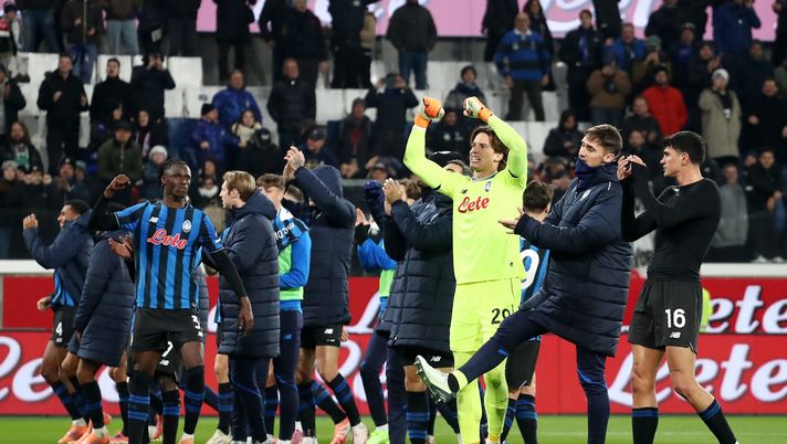 BERGAMO, ITALY - NOVEMBER 30: Marco Carnesecchi of Atalanta BC and teammates celebrate following their victory during the Serie A match between Atalanta BC and ACF Fiorentina at Gewiss Stadium on November 30, 2025 in Bergamo, Italy. (Photo by Marco Luzzani/Getty Images) Atalanta-Chelsea, le idee bergamasche e le spese miliardarie dei Blues - immagine 1