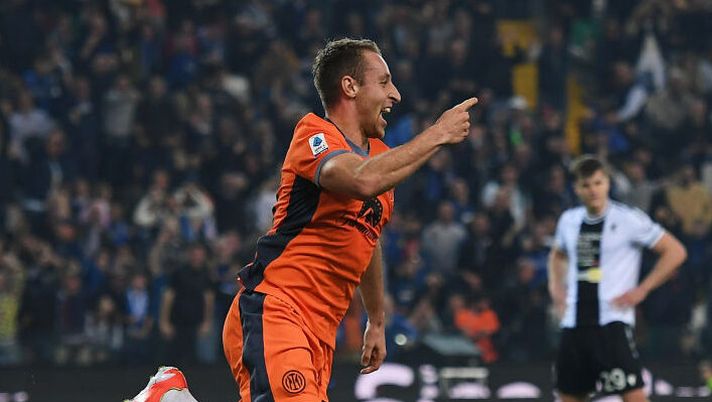 UDINE, ITALY - APRIL 08: Davide Frattesi of FC Internazionale celebrates scoring his team's second goal during the Serie A TIM match between Udinese Calcio and FC Internazionale at Dacia Arena on April 08, 2024 in Udine, Italy. (Photo by Alessandro Sabattini/Getty Images) Chi sale dopo l’ultima giornata e può sorprendere nel finale di stagione: ecco sei nomi- immagine 1