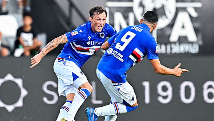 Liam Henderson della Sampdoria (a sinistra) festeggia con il suo compagno di squadra Massimo Coda dopo aver segnato un gol durante la partita di Coppa Italia tra la Spezia Calcio e l'UC Sampdoria allo Stadio Alberto Picco il 18 agosto 2025 a la Spezia Sampdoria di rigore: Coda segna, 1-0 con la Juve Stabia - immagine 1