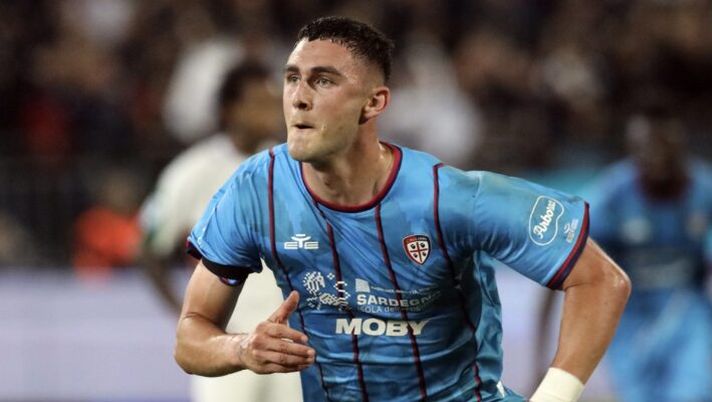 CAGLIARI, ITALY - MAY 18: Roberto Piccoli of Cagliari celebrates his goal 2-0 during the Serie A match between Cagliari and Venezia at Sardegna Arena on May 18, 2025 in Cagliari, Italy. (Photo by Enrico Locci/Getty Images) FLASH – Piccoli può lasciare il Cagliari e rimanere in Serie A: trattativa avanzata - immagine 1