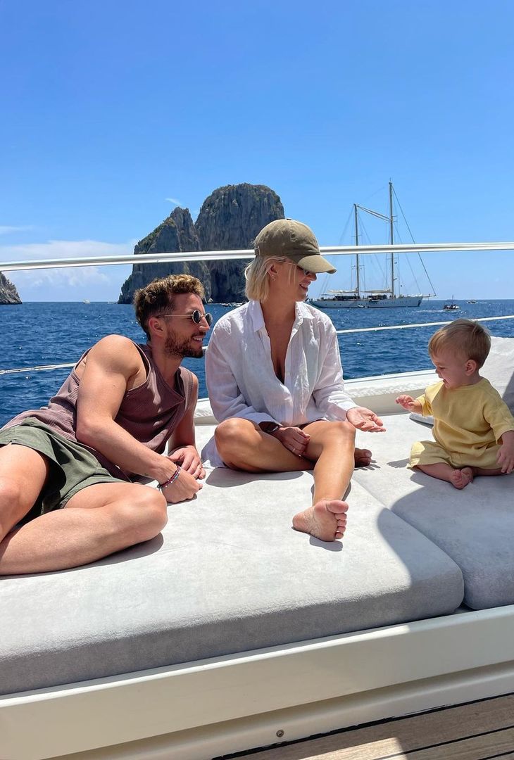 GALLERY Lady Mertens si gode le vacanze in famiglia: “Sarà perché ti amo” - immagine 2