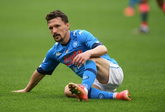NAPOLI, ITALIA - 3 APRILE: Mario Rui dell'SSC Napoli assiste alla partita di Serie A tra l'SSC Napoli e l'FC Crotone allo Stadio Diego Armando Maradona il 3 aprile 2021 a Napoli, Italia. Gli stadi sportivi in tutta Italia rimangono soggetti a severe restrizioni a causa della pandemia di Coronavirus, poiché le leggi governative sul distanziamento sociale impediscono ai tifosi di entrare negli impianti, con il risultato che le partite si giocano a porte chiuse. (Foto di Francesco Pecoraro/Getty Images) Mario Rui può lasciare il Napoli
