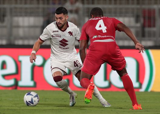MONZA, ITALY - AUGUST 13: Nemanja Radonjic of Torino FC is challenged by Marlon of AC Monza during the Serie A match between AC Monza and Torino FC at Stadio Brianteo on August 13, 2022 in Monza, Italy. (Photo by Emilio Andreoli/Getty Images) Comparazione quote, Torino-Monza: ecco le chance granata secondo gli analisti- immagine 2