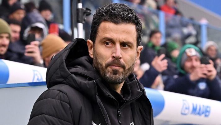 SASSUOLO, ITALY - JANUARY 03: Fabio Grosso, Head Coach of US Sassuolo Calcio, looks on prior to the Serie A match between US Sassuolo Calcio and Parma Calcio 1913 at Mapei Stadium Citta del Tricolore on January 03, 2026 in Sassuolo, Italy. (Photo by Alessandro Sabattini/Getty Images) Grosso: “Thorstvedt? Rispondo così sul suo infortunio. Spero di ritrovare presto Berardi e Volpato” - immagine 1
