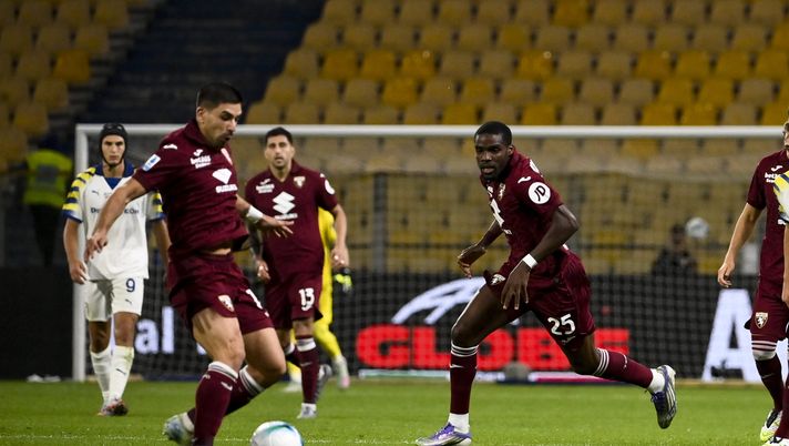 PARMA, ITALY - SEPTEMBER 29: Niels Nkounkou of Torino in action during the Serie A match between Parma Calcio 1913 and Torino FC at Stadio Ennio Tardini on September 29, 2025 in Parma, Italy. (Photo by Stefano Guidi/Torino FC 1906 via Getty Images) Torino, chi gioca contro il Genoa? Dubbi sugli esterni, Israel spera nel recupero- immagine 2