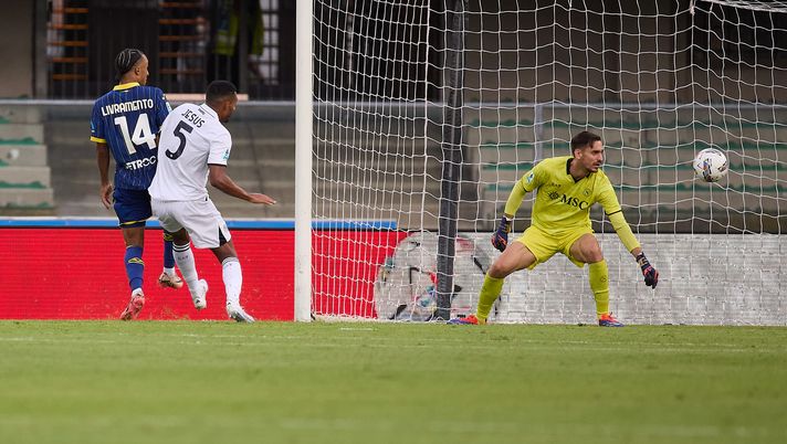 VERONA, ITALY - AUGUST 18: Dailon Rocha Livramento of Hellas Verona FC scores his team's first goal during the Serie A match between Hellas Verona and Napoli at Stadio Marcantonio Bentegodi on August 18, 2024 in Verona, Italy. (Photo by Emmanuele Ciancaglini/Getty Images) “Livramento lo polverizza! Esattamente quello di sempre”: i quotidiani massacrano Jesus - immagine 1