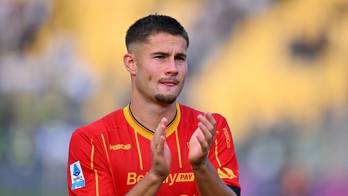 PARMA, ITALY - OCTOBER 04: Medon Berisha of Lecce celebrates his teams victory after the Serie A match between Parma Calcio 1913 and US Lecce at Stadio Ennio Tardini on October 04, 2025 in Parma, Italy. (Photo by Alessandro Sabattini/Getty Images) Lecce, 2025 finito e non solo per Berisha: i tempi minimi e massimi di recupero - immagine 1