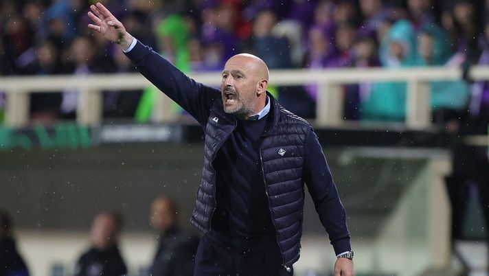 FLORENCE, ITALY - MAY 2: Head coach Vincenzo Italiano manager of ACF Fiorentina gestures during the UEFA Europa Conference League 2023/24 Semi-Final first leg match between ACF Fiorentina and Club Brugge at Stadio Artemio Franchi on May 2, 2024 in Florence, Italy.(Photo by Gabriele Maltinti/Getty Images) Cor Sport – Italiano, domenica ultimo match con i viola; poi a Bologna si attende il sì - immagine 1