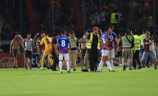 Tifosi Cerro Porteño invadono il campo e causano licenziamento del tecnico…- immagine 5