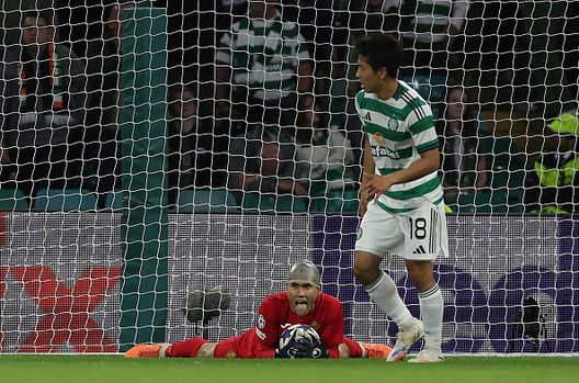 GLASGOW, SCOZIA - 20 AGOSTO: Temirlan Anarbekov del Kairat stringe la mano durante la partita di andata dei play-off della UEFA Champions League tra Celtic e Kairat Almaty al Celtic Park il 20 agosto 2025 a Glasgow, Scozia. (Foto di Ian MacNicol/Getty Images) Champions League, clamoroso: il miglior portiere del torneo gioca nel Kairat- immagine 2
