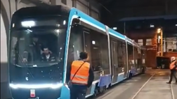 Bellissimo omaggio dell’ANM al Napoli, spunta un nuovo tram azzurro in città