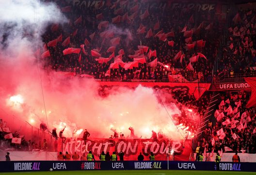 FRIBURGO IN BREISGAU, GERMANIA - 23 OTTOBRE: I tifosi dell'FC Utrecht mostrano il loro sostegno accendendo dei razzi sugli spalti durante la partita della terza giornata della fase a gironi di UEFA Europa League 2025/26 tra SC Freiburg e FC Utrecht allo Stadion am Wolfswinkel il 23 ottobre 2025 a Friburgo in Brisgovia, Germania. (Foto di Daniela Porcelli/Getty Images) Utrecht-Twente, dove vedere il match di Eredivisie in tv e in streaming- immagine 2
