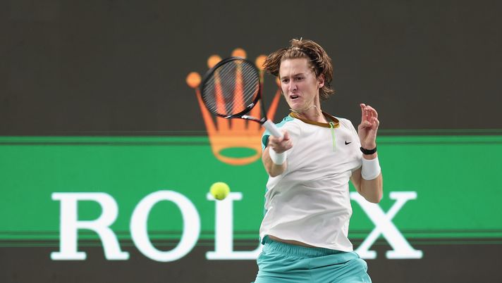 SHANGHAI, CHINA - OCTOBER 12: Sebastian Korda of the United States returns a shot in the men's singles quarterfinal match against Ben Shelton of the United States on Day 11 of 2023 Shanghai Rolex Masters at Qi Zhong Tennis Centre on October 12, 2023 in Shanghai, China. (Photo by Lintao Zhang/Getty Images) Atp Shanghai, risultati e numeri: il derby americano è di Korda - immagine 1