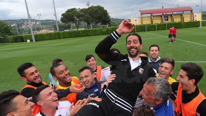 FLORENCE, ITALY - MAY 16: Giuseppe Scurto manager of US Citta' di Palermo U19 celebrates the victory during the SuperCoppa primavera 2 match between Novara U19 and US Citta di Palermo U19 at Centro Tecnico Federale di Coverciano on May 16, 2018 in Florence, Italy. (Photo by Gabriele Maltinti/Getty Images) Ex Palermo, Giuseppe Scurto entra a far parte dell’Alcamo Academy - immagine 1