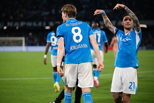 Scott Mctominay e Matteo Politano del Napoli festeggiano dopo aver segnato il gol del 2-0 durante la partita di Serie A tra Napoli e Torino allo Stadio Diego Armando Maradona il 27 aprile 2025 a Napoli Il Napoli vince il posticipo e “La capolista se ne va”: è sorpasso all’Inter!- immagine 2