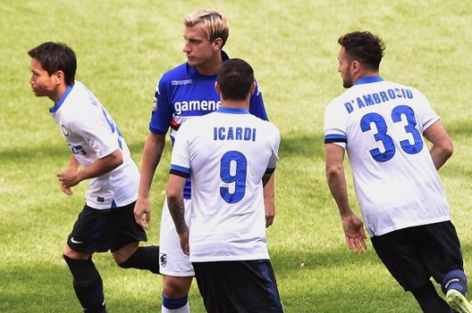 GENOVA, ITALIA - 13 APRILE: Gaston Maxi Lopez (2° a sinistra) della Sampdoria rifiuta di stringere la mano a Mauro Icardi durante la partita di Serie A tra UC Sampdoria e FC Internazionale Milano allo Stadio Luigi Ferraris il 13 aprile 2014 a Genova, Italia. (Foto di Tullio M. Puglia/Getty Images) Maxi Lopez e il tradimento di Icardi con Wanda Nara: “Mauro meritava un pugno”- immagine 2