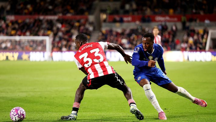 BRENTFORD, ENGLAND - SEPTEMBER 13: Michael Kayode of Brentford (L) is challenged by Jamie Gittens of Chelsea during the Premier League match between Brentford and Chelsea at Gtech Community Stadium on September 13, 2025 in Brentford, England. (Photo by Jack Thomas/Getty Images) Il weekend dei calciatori italiani all’estero: show del Brentford di Kayode, goleada tedesca per Chiarodia- immagine 2