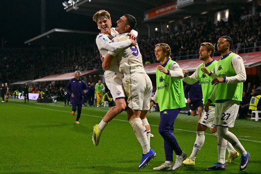 CREMONA, ITALY - MARCH 16: Albert Gudmundsson of ACF Fiorentina celebrates after scoring the 1-4 goal during the Serie A match between US Cremonese and ACF Fiorentina at Stadio Giovanni Zini on March 16, 2026 in Cremona, Italy. (Photo by Marco M. Mantovani/Getty Images)