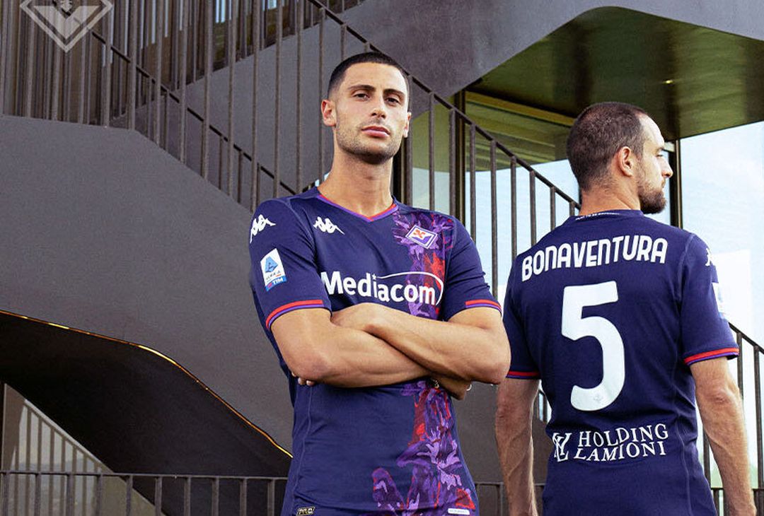 FOTO – Le migliori immagini della nuova terza maglia della Fiorentina - immagine 6