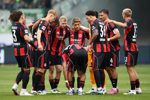 FRANKFURT AM MAIN, GERMANY - AUGUST 23: Players of Eintracht Frankfurt huddle prior to the Bundesliga match between Eintracht Frankfurt and SV Werder Bremen at Deutsche Bank Park on August 23, 2025 in Frankfurt am Main, Germany. (Photo by Alex Grimm/Getty Images)
