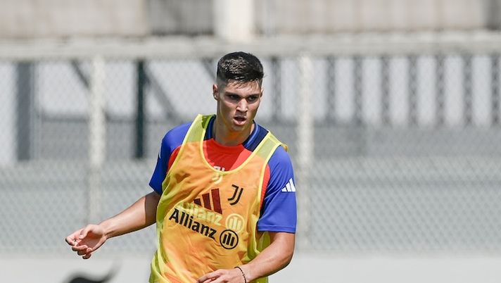TURIN, ITALY - JULY 11: Vasilije Adzic of Juventus during a training session at JTC on July 11, 2024 in Turin, Italy. (Photo by Daniele Badolato - Juventus FC/Juventus FC via Getty Images) UFFICIALE – Juve, arriva il baby Adzic: ecco chi è il classe 2006 - immagine 1