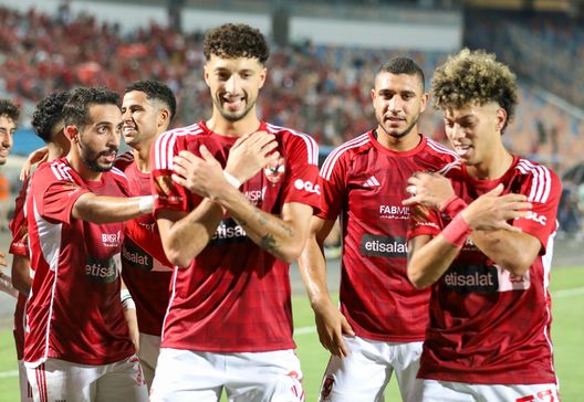 IL CAIRO, EGITTO - 4 AGOSTO: Wissam Abu Ali, giocatore dell'Al-Ahly, festeggia il primo gol con i compagni di squadra durante una partita tra Al Ahly e Al Mokawloon allo Stadio Internazionale del Cairo, il 4 agosto 2024. (Foto di Ahmad Hasaballah/Getty Images) Abou Ali palestinese