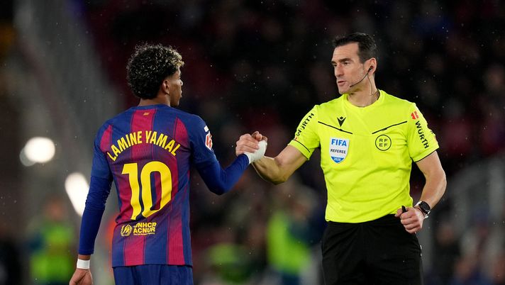 BARCELONA, SPAIN - JANUARY 25: Lamine Yamal of FC Barcelona shakes hands with referee Juan Martinez Munuera as he leaves the pitch during the LaLiga EA Sports match between FC Barcelona and Real Oviedo at Spotify Camp Nou on January 25, 2026 in Barcelona, Spain. (Photo by Alex Caparros/Getty Images) Panathinaikos-Roma, arbitra Munuera: un talismano per i greci - immagine 1