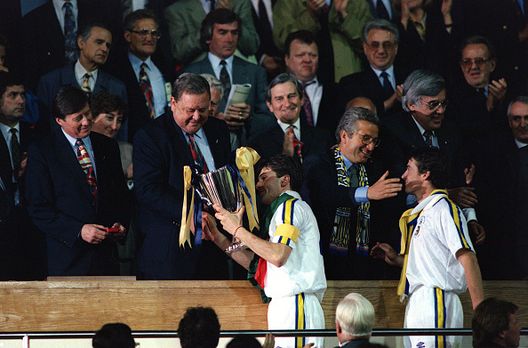 Il capitano Lorenzo Minotti riceve il trofeo (Photo by Bob Thomas Sports Photography via Getty Images) Amarcord, 12 maggio 1993: il Parma vince il suo primo trofeo europeo- immagine 4