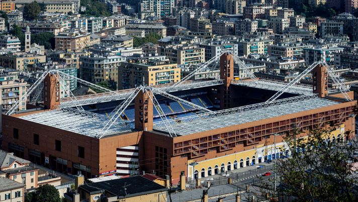 GENOA, ITALY - OCTOBER 17: A general outside view of the stadium prior to kick-off in the Serie A match between UC Sampdoria and AS Roma at Stadio Luigi Ferraris on October 17, 2022 in Genoa, Italy. (Photo by Simone Arveda/Getty Images) Genoa-Juventus, incendio nella sala Var di Marassi: gara a rischio rinvio? - immagine 1
