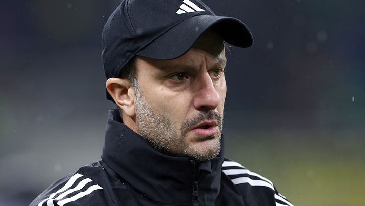 MILAN, ITALY - JANUARY 23: Alberto Gilardino, Head Coach of Pisa SC, looks on prior to the Serie A match between FC Internazionale and Pisa SC at Giuseppe Meazza Stadium on January 23, 2026 in Milan, Italy. (Photo by Marco Luzzani/Getty Images) UFFICIALE: Il Pisa ha esonerato Gilardino: il comunicato del club - immagine 1