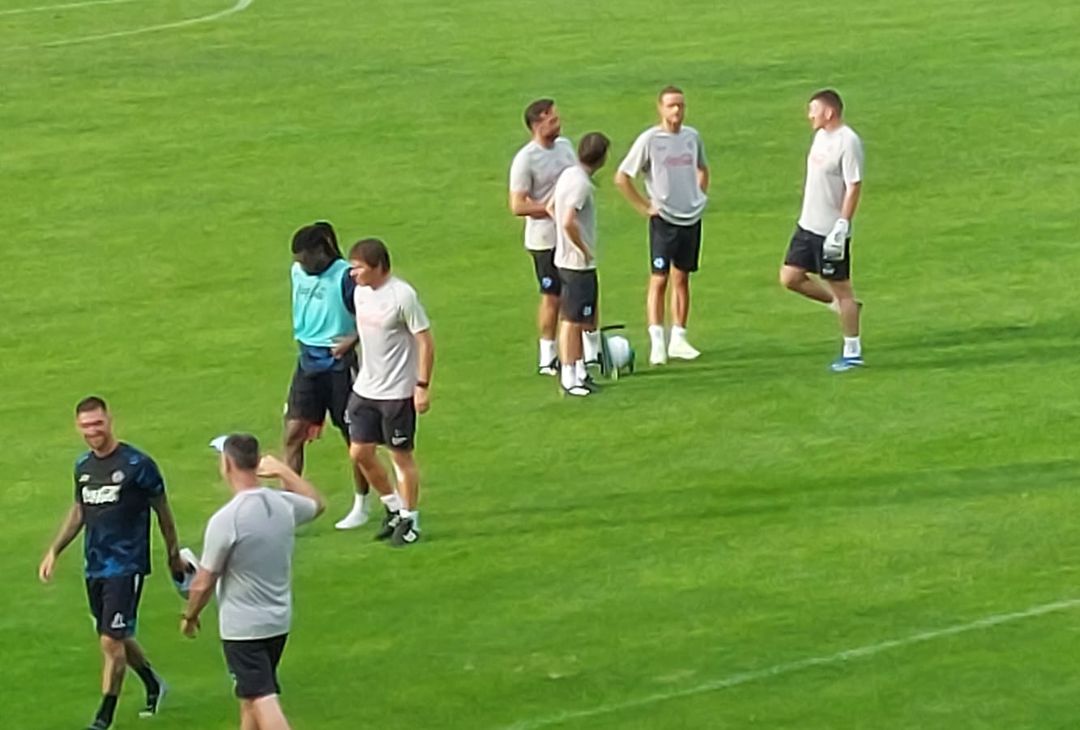 Lungo colloquio tra Conte e Anguissa dopo l'allenamento pomeridiano nel day 2 del ritiro di Dimaro