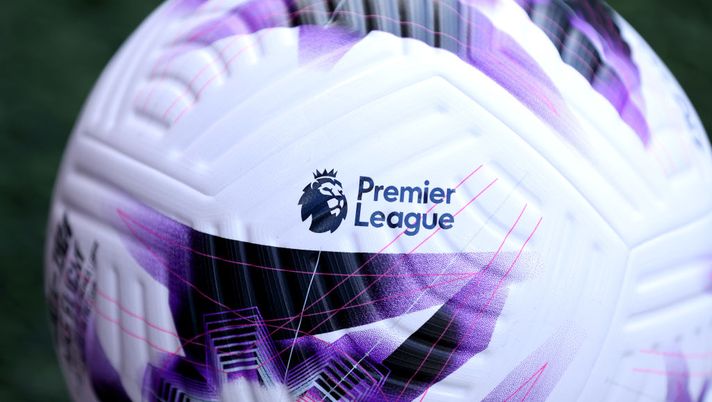 BURNLEY, ENGLAND - MARCH 03: A detailed view of the Premier League logo on the Nike Flight 2024 Premier League Match Ball prior to the Premier League match between Burnley FC and AFC Bournemouth at Turf Moor on March 03, 2024 in Burnley, England. (Photo by Alex Livesey/Getty Images) Premier League in crisi: spese record ma molti club a rischio fallimento - immagine 1