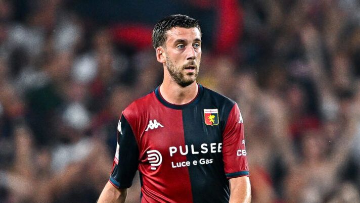 GENOA, ITALY - AUGUST 9: Mattia Bani of Genoa is seen in action during the Coppa Italia match between Genoa CFC and Reggiana at Stadio Luigi Ferraris on August 9, 2024 in Genoa, Italy. (Photo by Simone Arveda/Getty Images) Genoa, da Bani a Thorsby: ecco i punti fermi della squadra di Vieira - immagine 1