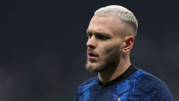 MILAN, ITALY - NOVEMBER 24: Federico Dimarco of FC Internazionale looks on during the UEFA Champions League group D match between FC Internazionale and Shakhtar Donetsk at Giuseppe Meazza Stadium on November 24, 2021 in Milan, Italy. (Photo by Emilio Andreoli - Inter/Inter via Getty Images) Calciomercato Serie A, le ultime: Dimarco non rinnova, Vlahovic prende tempo- immagine 1