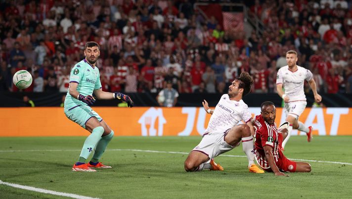 ATHENS, GREECE - MAY 29: Ayoub El Kaabi of Olympiacos scores his team's first goal past Pietro Terracciano of ACF Fiorentina during the UEFA Europa Conference League 2023/24 final match between Olympiacos FC and ACF Fiorentina at AEK Arena on May 29, 2024 in Athens, Greece. (Photo by Michael Steele/Getty Images) Fiorentina, la Conference è maledetta: seconda finale persa. Trionfa l’Olympiakos - immagine 1