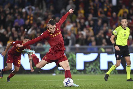 ROME, ITALY - NOVEMBER 13: AS Roma player Andrea Belotti misses a penalty during the Serie A match between AS Roma and Torino FC at Stadio Olimpico on November 13, 2022 in Rome, Italy. (Photo by Luciano Rossi/AS Roma via Getty Images) Limiti (ForzaRoma): “Zapata alla Roma? Mourinho ci ha guadagnato con Lukaku…”- immagine 3