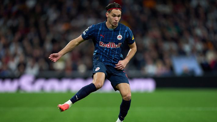 MADRID, SPAIN - JANUARY 22: Amar Dedic of FC Salzburg controls the ball during the UEFA Champions League 2024/25 League Phase MD7 match between Real Madrid C.F. and FC Salzburg at Estadio Santiago Bernabeu on January 22, 2025 in Madrid, Spain. (Photo by Angel Martinez/Getty Images) Futuro Dodò in dubbio? La Fiorentina segue con attenzione un connazionale di Dzeko - immagine 1