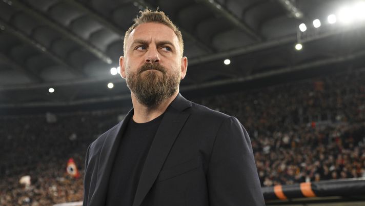 ROME, ITALY - MARCH 07: AS Roma coach Daniele De Rossi before the UEFA Europa League 2023/24 round of 16 first leg match between AS Roma and Brighton & Hove Albion at Stadio Olimpico on March 07, 2024 in Rome, Italy. (Photo by Luciano Rossi/AS Roma via Getty Images) Qui Genoa: De Rossi intenzionato a confermare il 3-5-2 - immagine 1