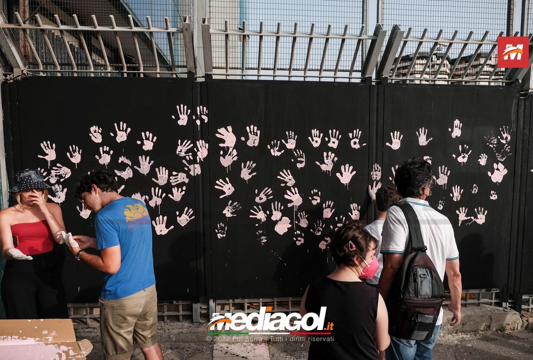 FOTO Palermo, le impronte rosa sul murales del ‘Renzo Barbera’ (Gallery) - immagine 58
