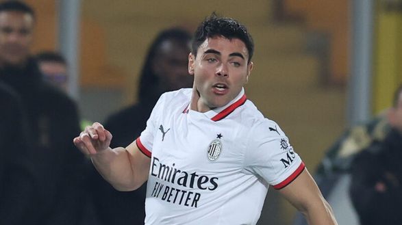 LECCE, ITALY - MARCH 08: Riccardo Sottil of AC Milan in action during the Serie A match between Lecce and AC Milan at Stadio Via del Mare on March 08, 2025 in Lecce, Italy. (Photo by Claudio Villa/AC Milan via Getty Images) Riccardo Sottil