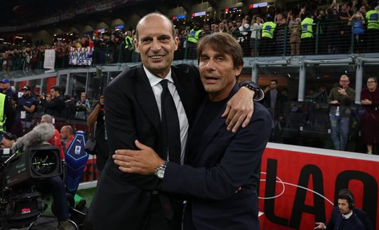 Massimiliano Allegri e Antonio Conte si salutano in maniera affettuosa a pochi minuti dal fischio d'inizio di Milan-Napoli (Serie A, 28 settembre)