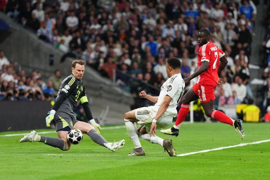 MADRID, SPAIN - APRIL 07: Manuel Neuer del FC Bayern Munich salva il tiro di Kylian Mbappe del Real Madrid durante la partita di UEFA Champions League 2025/26 nei quarti di finale nel primo match tra Real Madrid CF e FC Bayern Monaco allo Estadio Santiago Bernabeu ad Aprile 07, 2026 in Madrid, Spagna. (Photo by Aitor Alcalde/Getty Images) Colpo di scena Neuer: il Ct della Nazionale tedesca può ripensarci in vista del Mondiale- immagine 2
