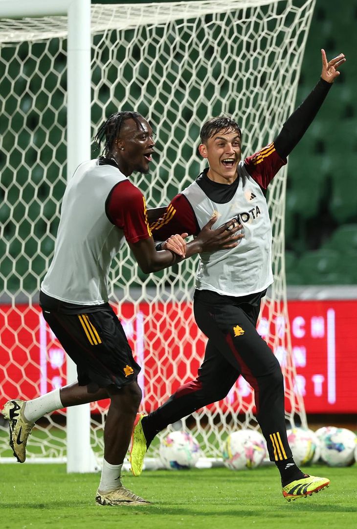 Roma, pioggia e sorrisi in allenamento a Perth prima del Milan – FOTO GALLERY - immagine 8